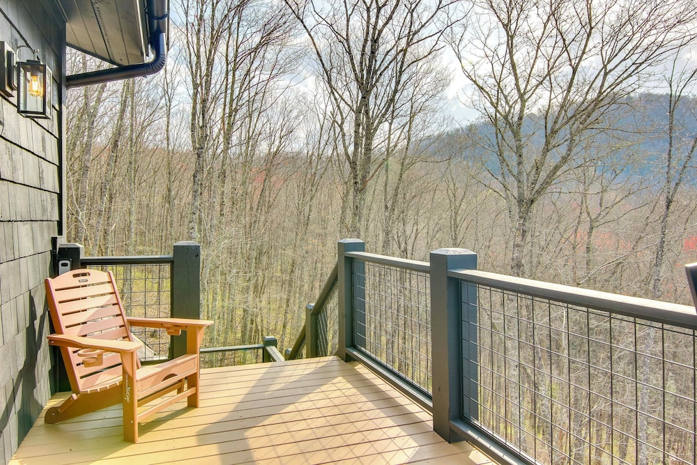Modern Mountain-view Gem w/ Deck in Glenville
