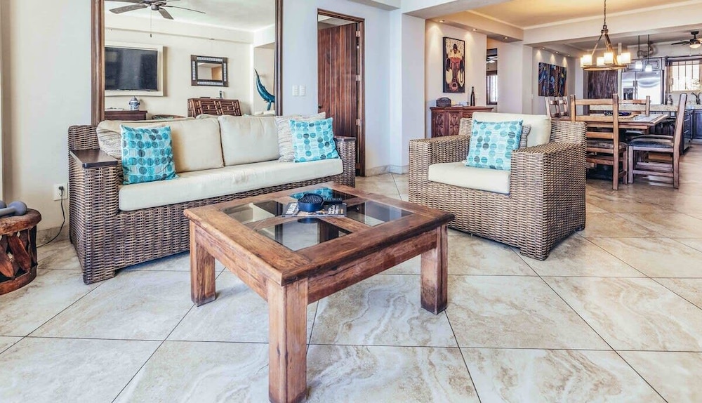 Ocean View 2Br Condo-balcony-beach-pool - 805