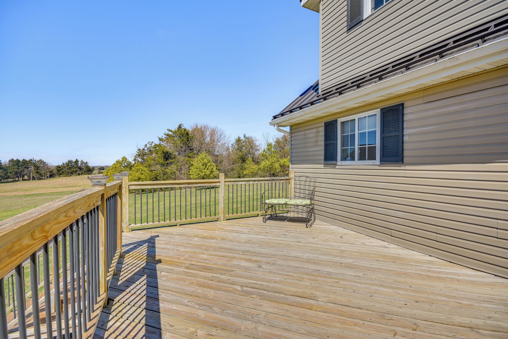 Pond Access & Fishing: 'cedar Lodge' in Versailles