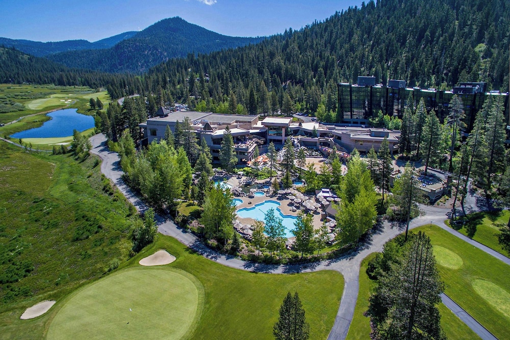 2BR Condo w/ Pool Access, Hot Tub, & ski In/out