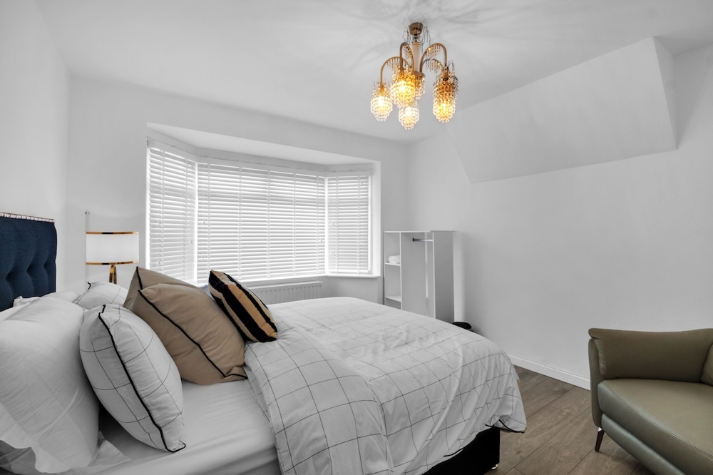 4 Bed - Sleeps 8 - Free Parking - Garden