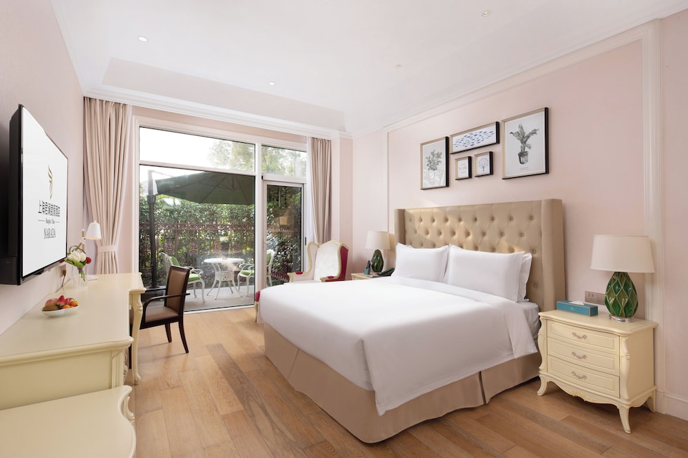 NARADA RESORT SHANGHAI HOTEL Disney Store