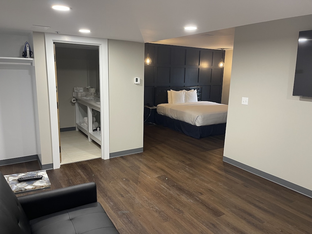 Bloomington Vacations - The Chateau Hotel and Conference Center - Property Image 47