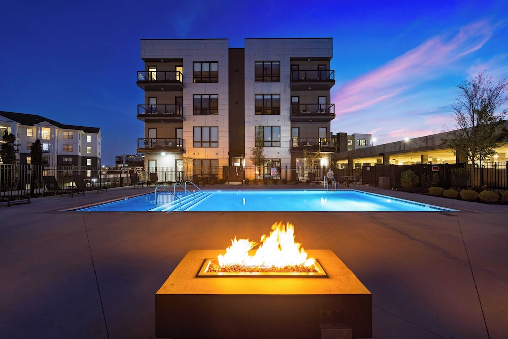 Sleeps 18 3 Modern Midtown Apartments w/ Gym + Pool Walkable to Shops & Eats