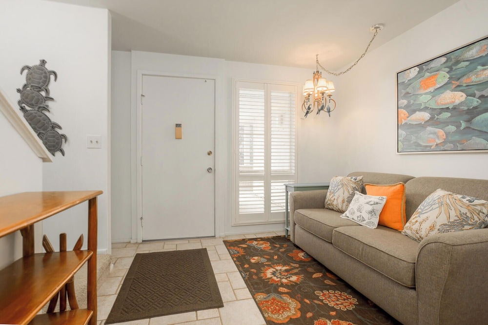 Mariners Court 204