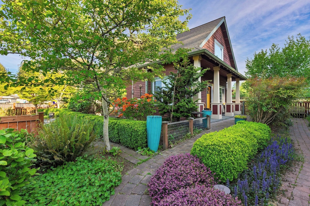 Sunny Backyard, Fireplace, Coastal Access in Peaceful Neighborhood Near Shopping