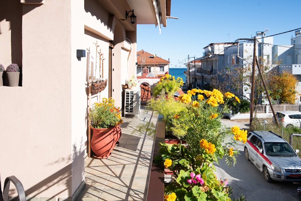 Sunrise Suite Olympiada - Luxury Beachfront Escape