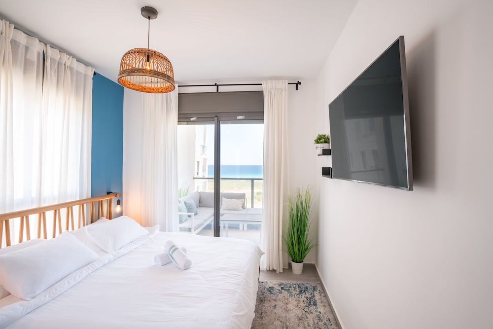 Stylish Seaside Escape with Balcony by Sea N' Rent view 4