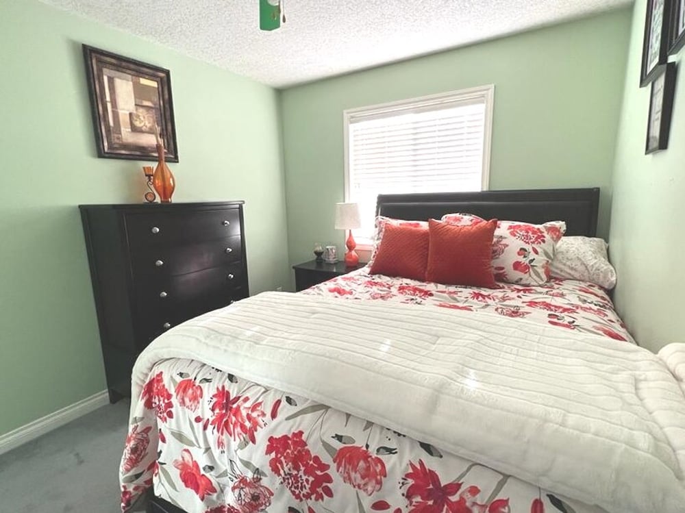 48A Luxury Lake Home w Massage Meditation Gym A C