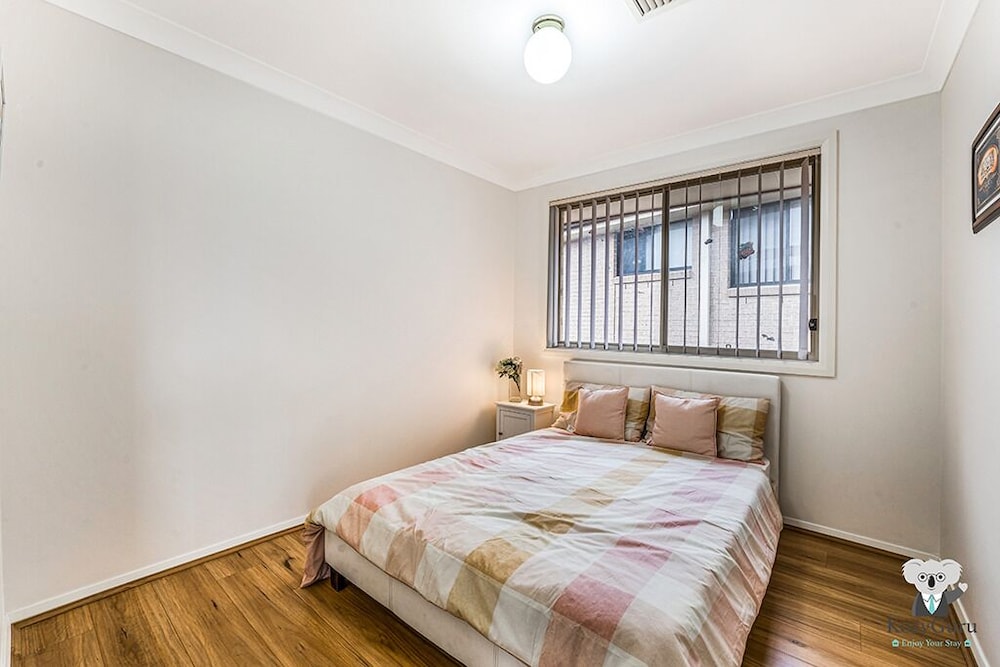 Kozyguru | West Hoxton | Spacious 7-Person Home With Backyard