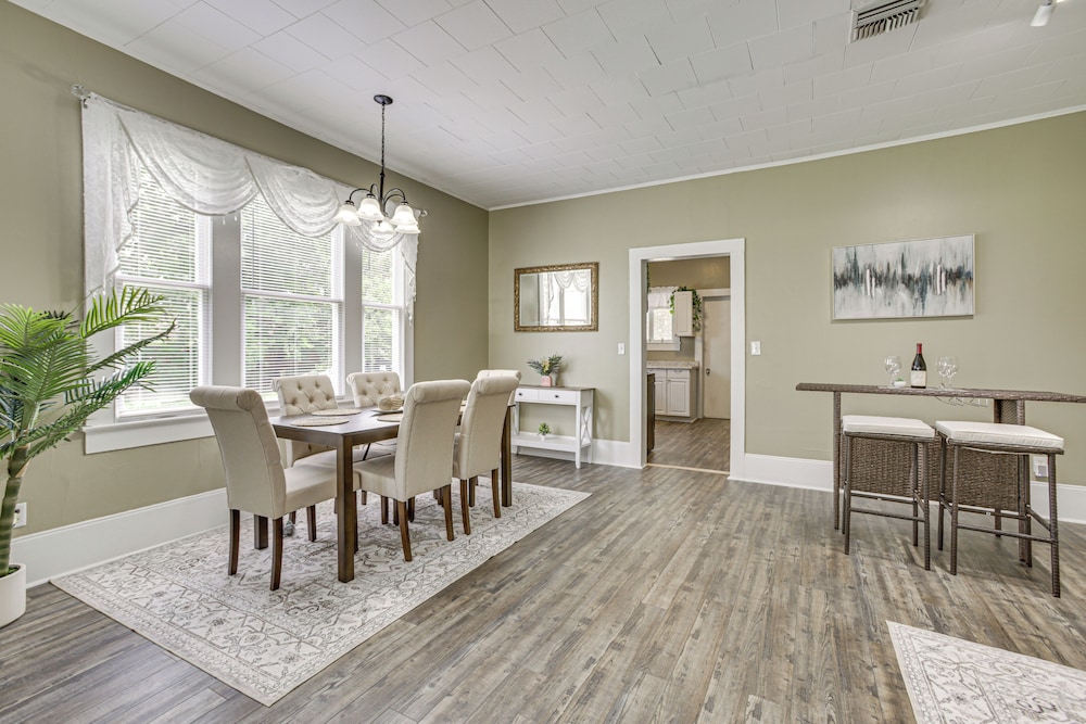 Walk to Restaurants & Shops: Dtwn Franklin Retreat