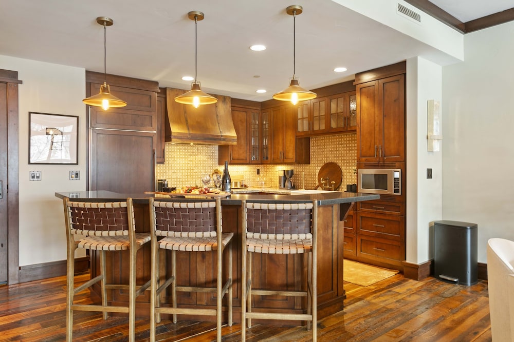 306 - Two Bedroom Arrowleaf 2 Condo