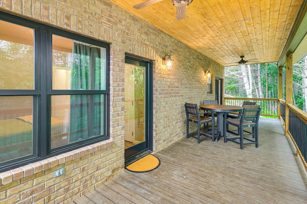Long-range Views: Blue Ridge Mtn Cabin w/ 3 Decks