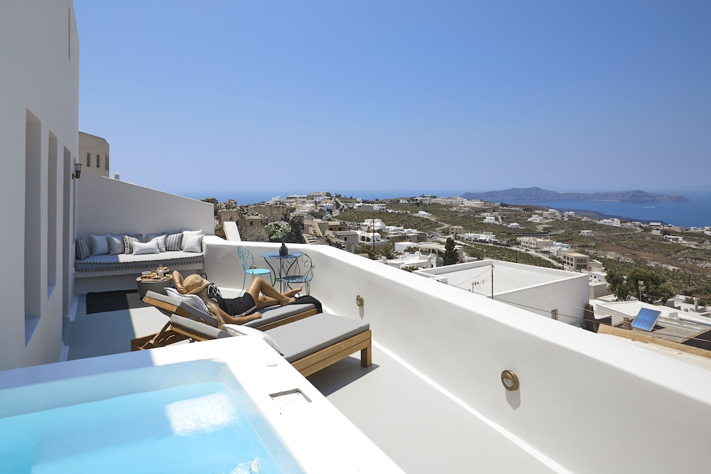 White and Co. La Torre Suites