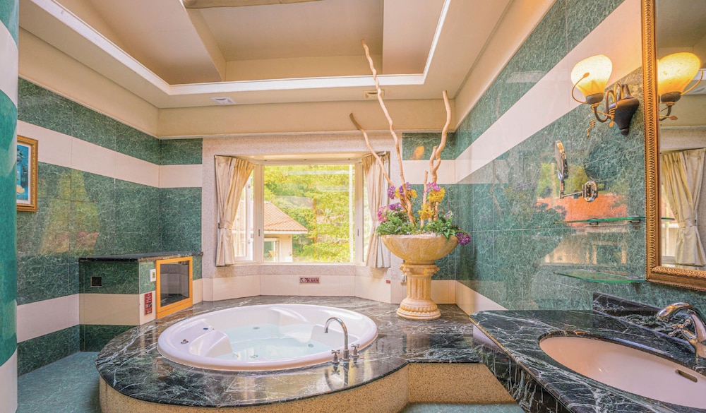 Regale Villa Hotel
