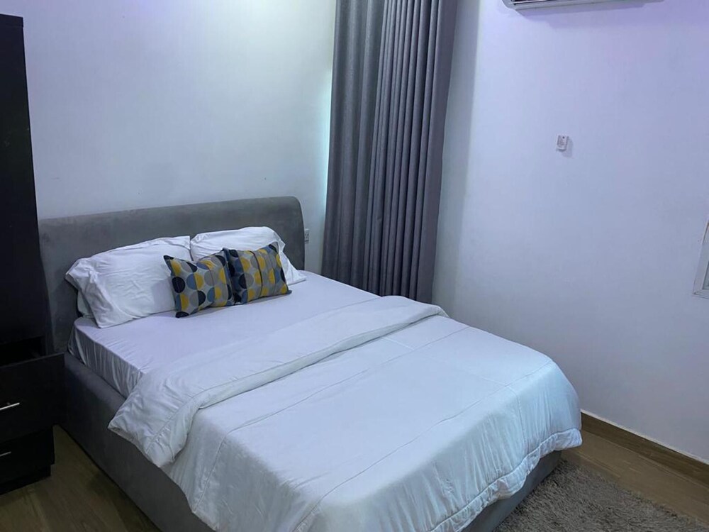 Captivating 3-bed Apartment in Lagos view 2