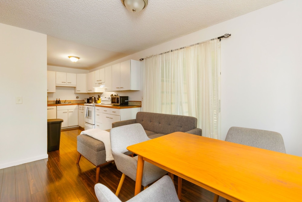 Bright 2BR Lynnwood Retreat