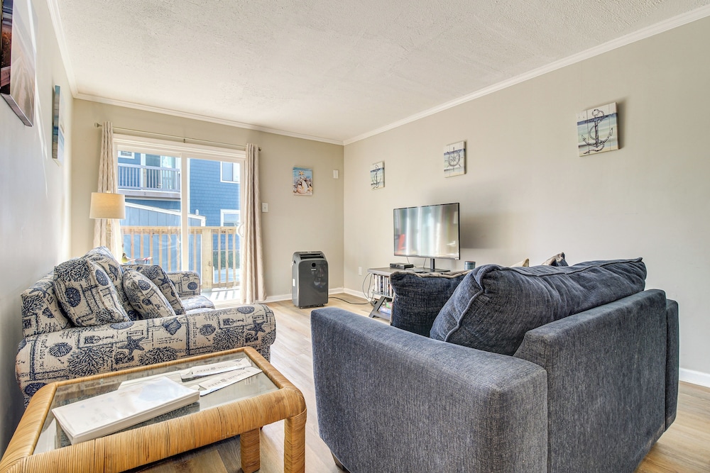 Walk to Ocean: North Topsail Beach Gem w/ Balcony!