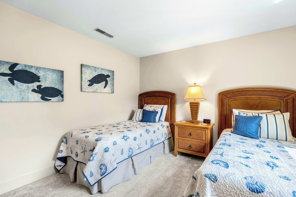 Carefree Tranquility at the Lake Waterfront Stay for 4 With Resort Amenities