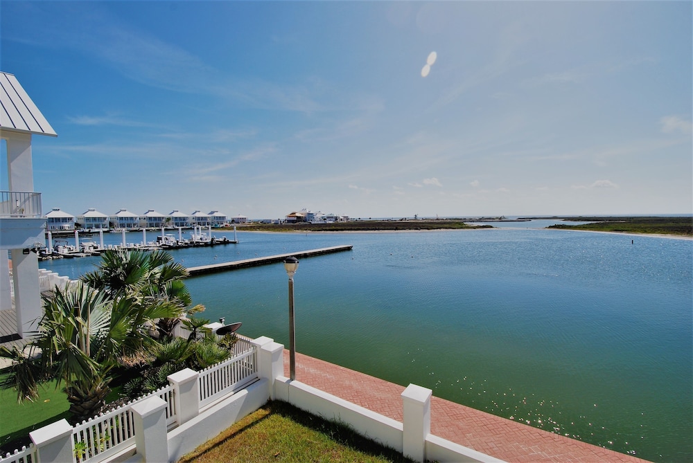 Avalon - Townhouse At The Shores 4 Bedroom Home by RedAwning view 4