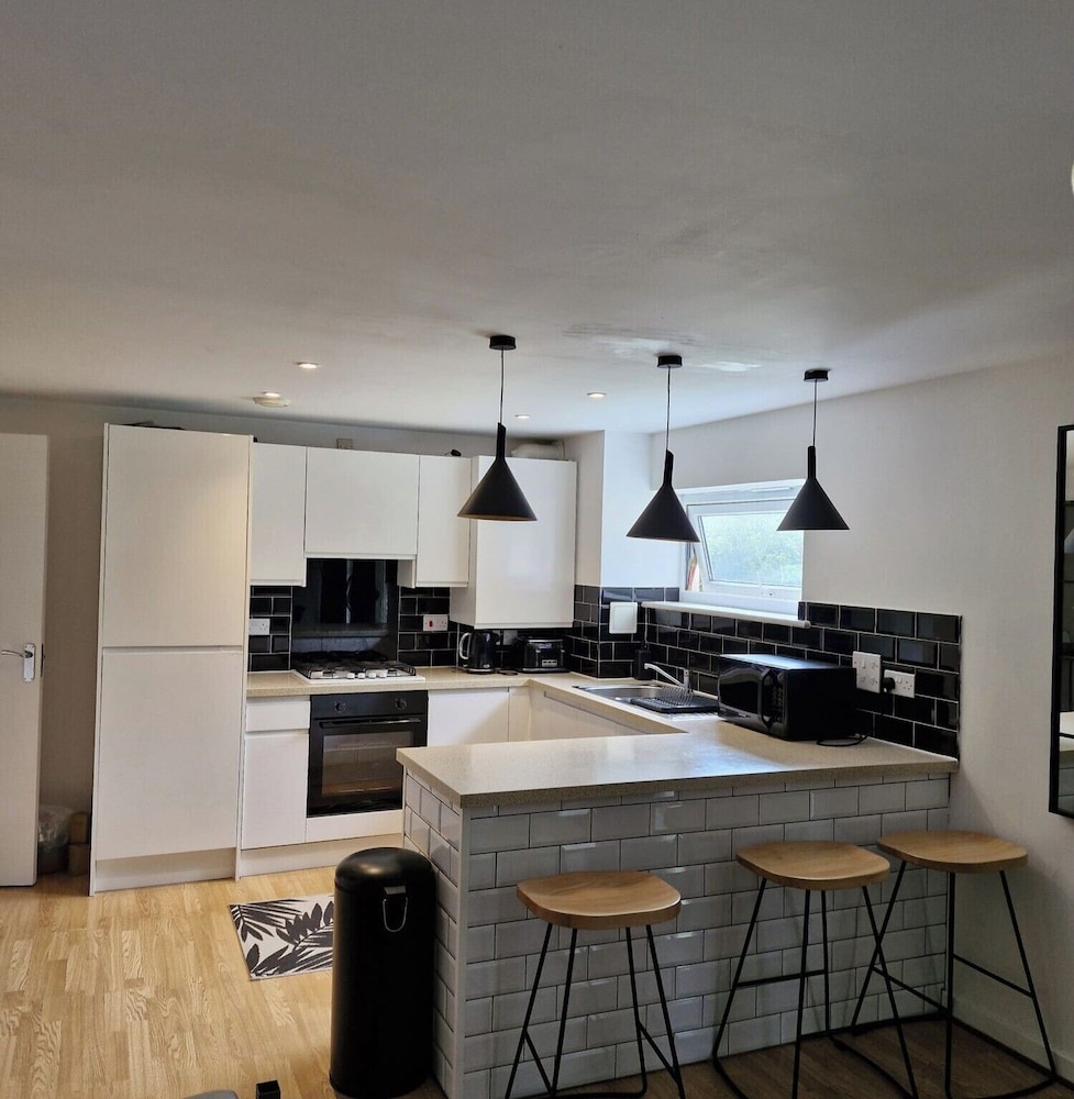 5 Guests - Pet Friendly - Balcony & Free Parking