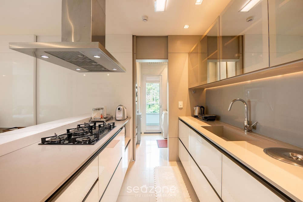 Apt w/ BBQ & Balcony, 230m From the Beach Epd0202