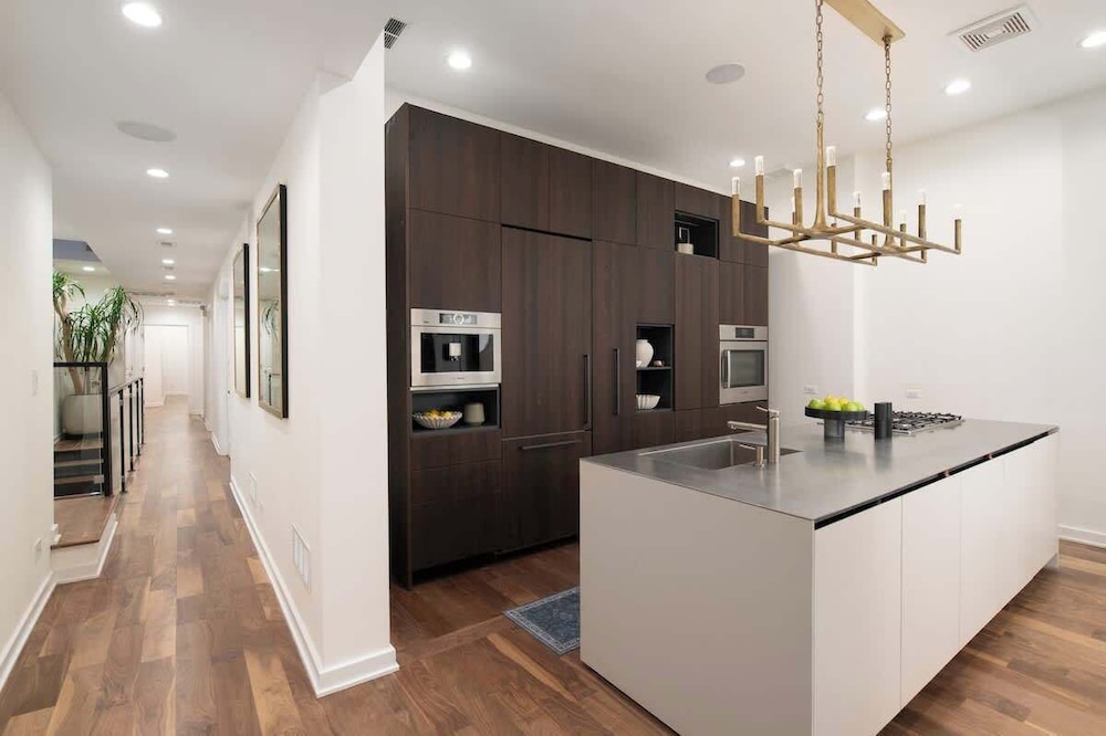 Luxury 4BD Gold Coast Penthouse With Deck Views