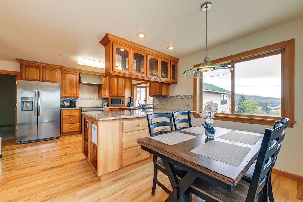 Vineyard Farmhouse in Oakland w/ Hot Tub!