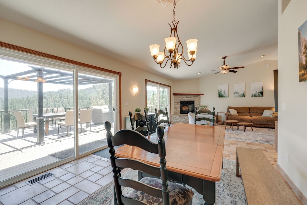 Hot Tub + Game Room: Family Retreat in Groveland!
