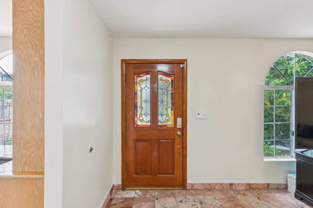 Russell House Near Hollywood & Griffith Park 3 Bedroom Home