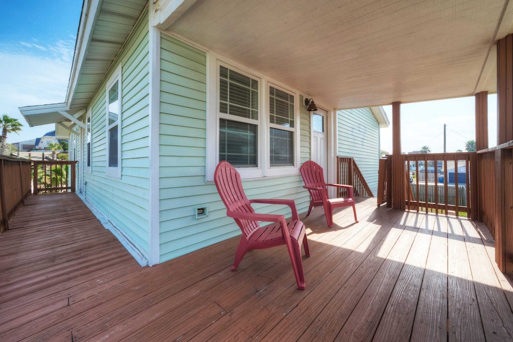 Near Beach & Dining in Golf Cart Zone + Private Balcony Salty Sunshine #B