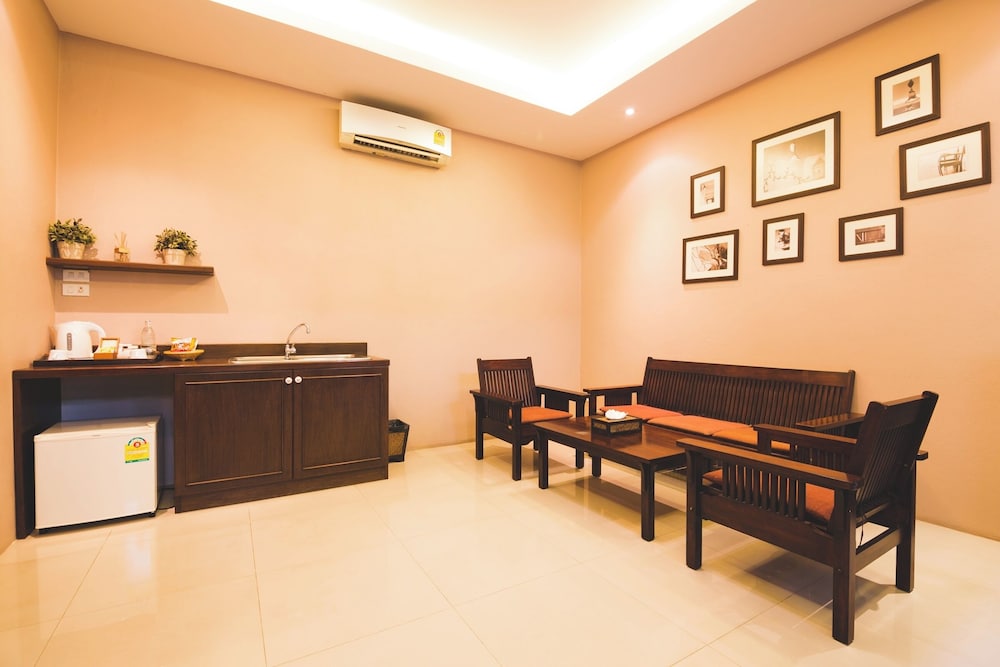 Feung Nakorn Balcony Rooms and Cafe