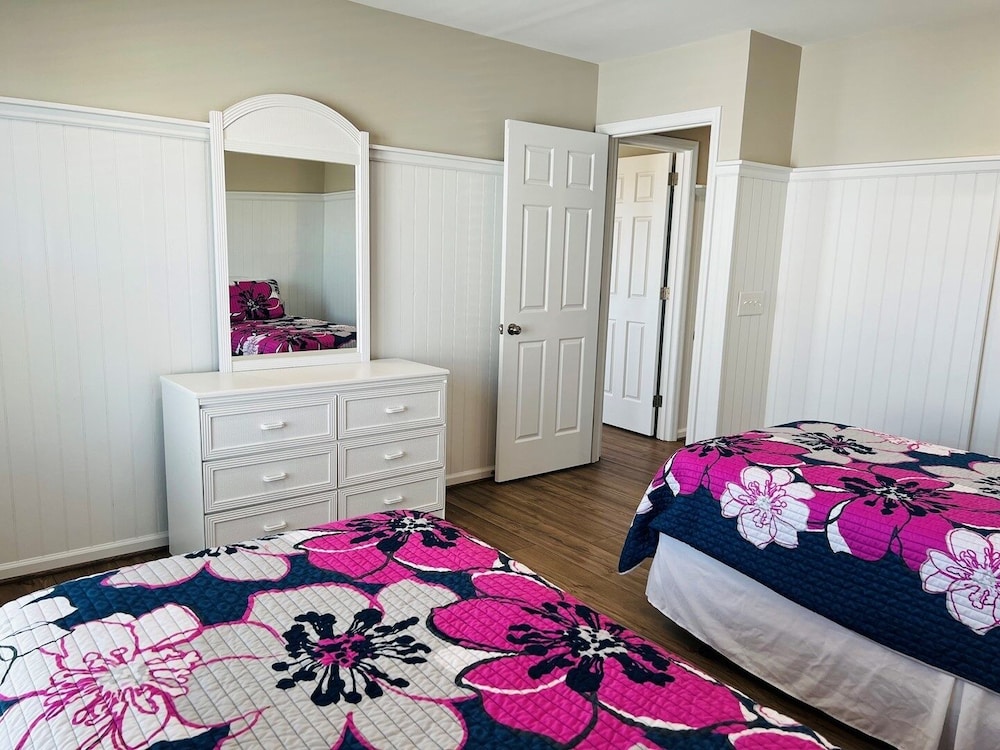 Avalon East- 5 Bedroom Home by RedAwning