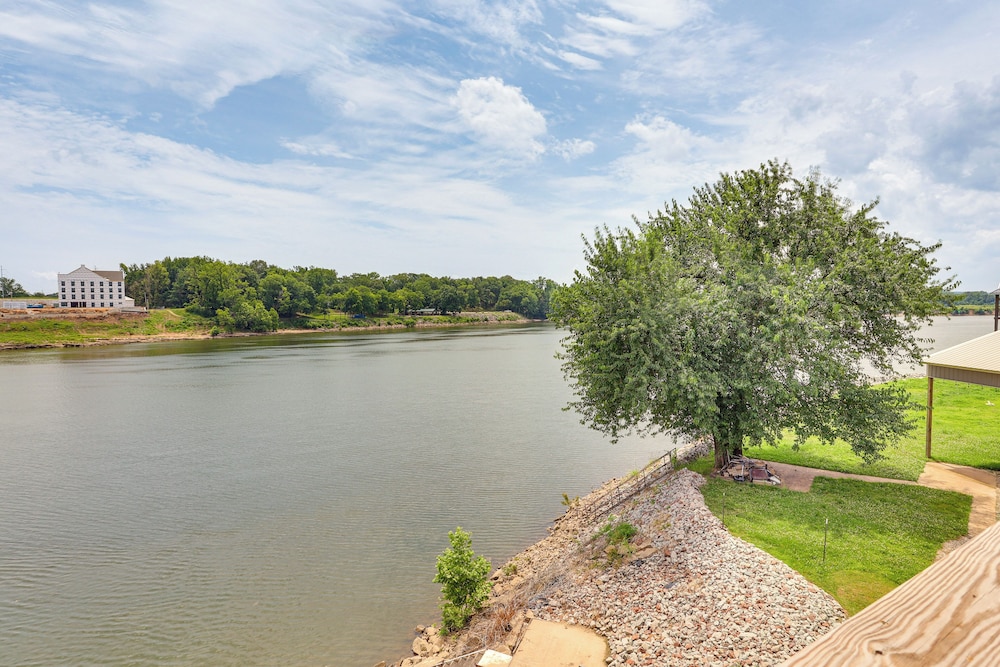 Tennessee River Retreat: Multi-level Deck & Views
