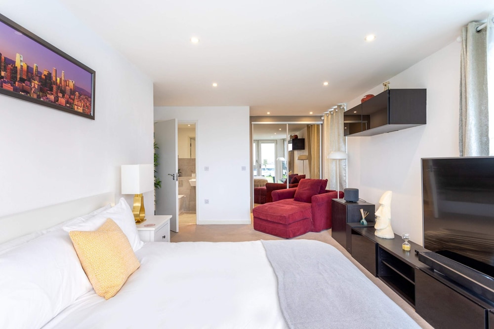 Stunning Brentford Penthouse view 2