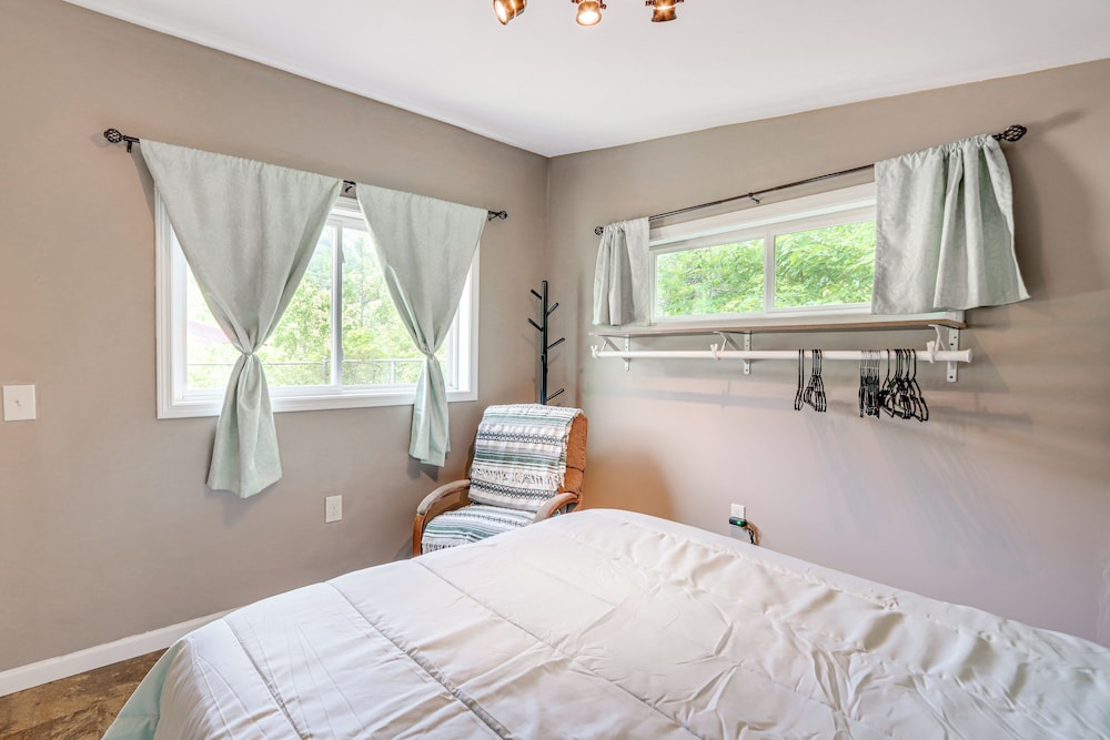 Cozy + Convenient Blairsville Cabin w/ Deck!