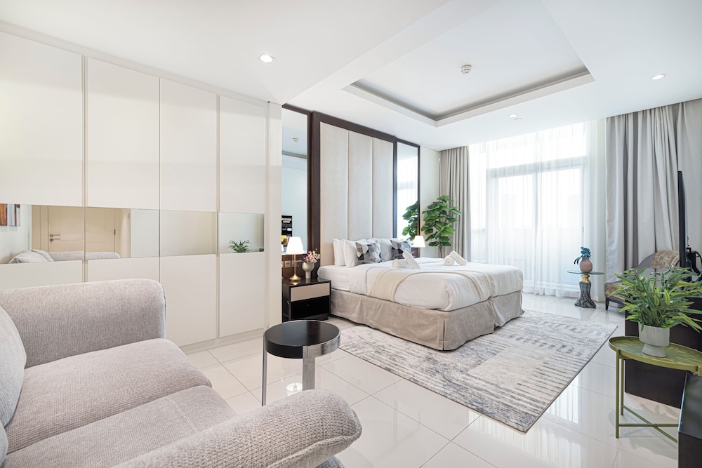 DAMAC Suites by Hostiva – Burj & Fountain