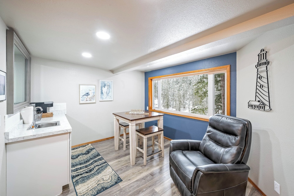 All Seasons River Inn