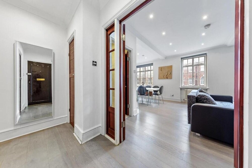 London Chic Apartment - City Center Gem