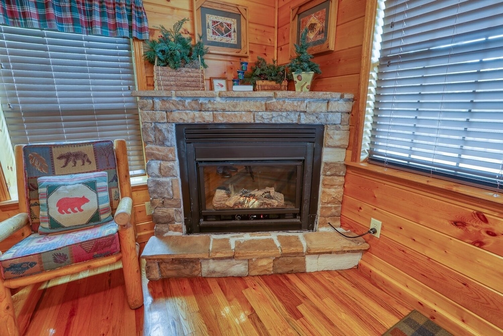 An Amazing View - 4 Bedrooms, 3.5 Baths, Sleeps 10 Cabin by RedAwning