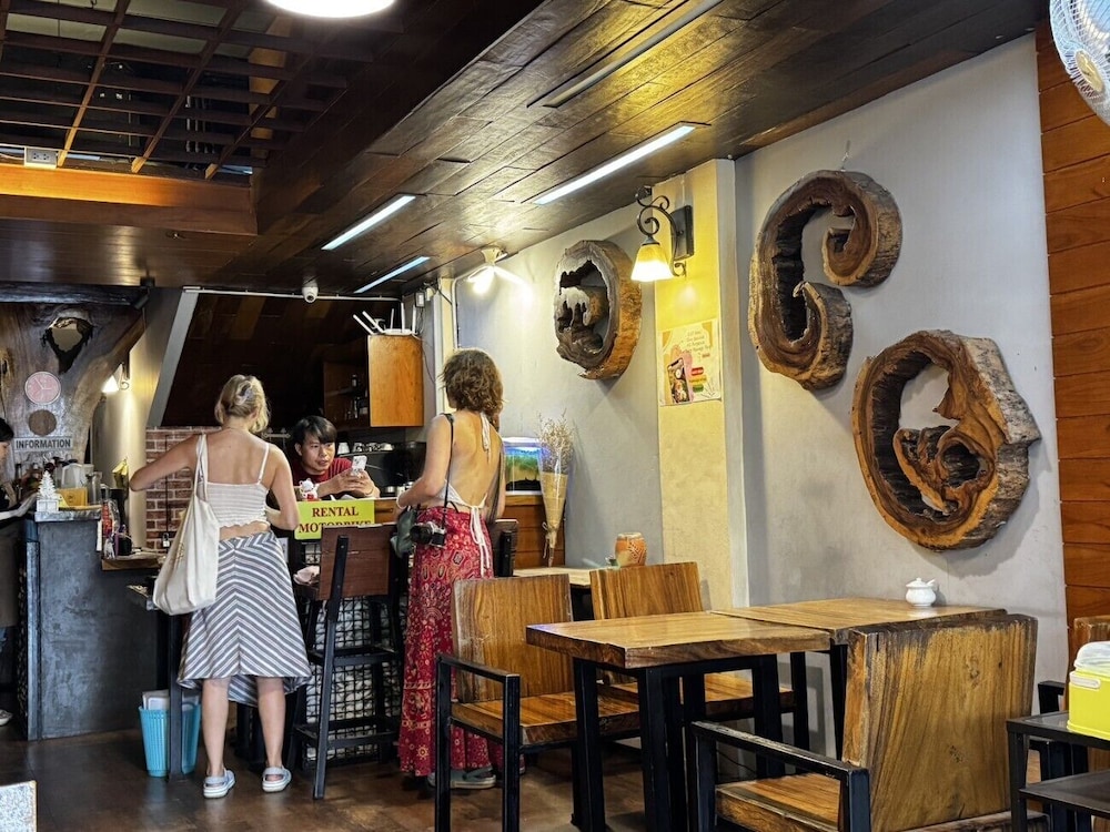 Nature Home Hostel & Cafe