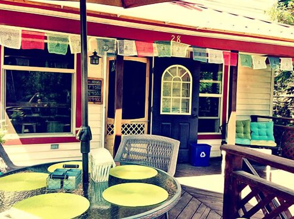 Hotel Whitefish Hostel - Image 1