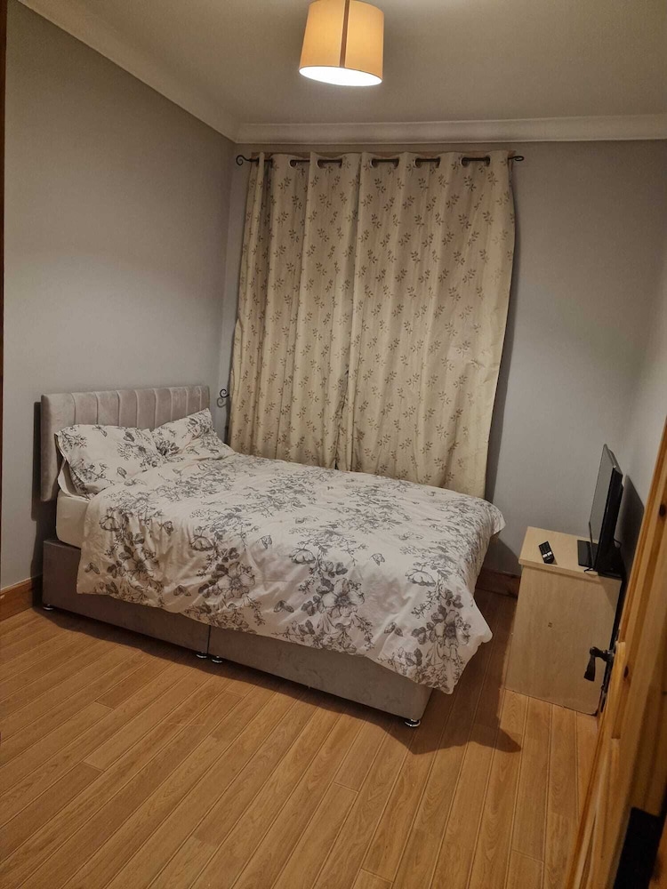 Nice House in a Quite Neighbourhood Close to Parks and a Short Drive to Town