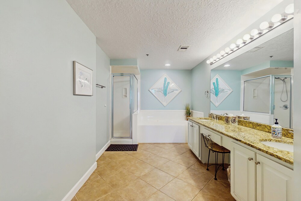 4BR Condo w/ Gulf Views & Amenities