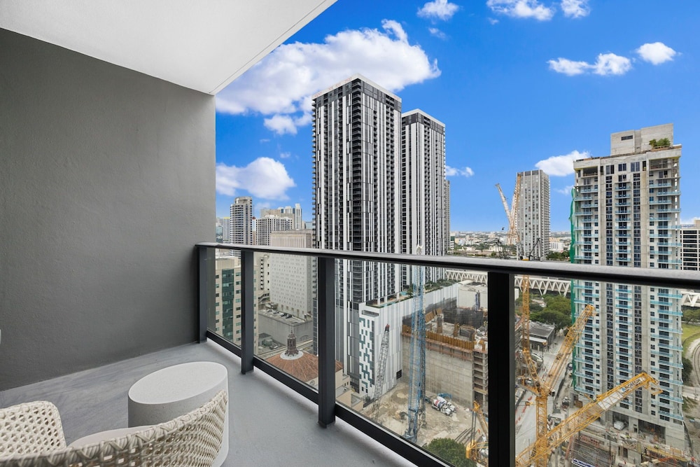Lux Studio W City Views and Pool