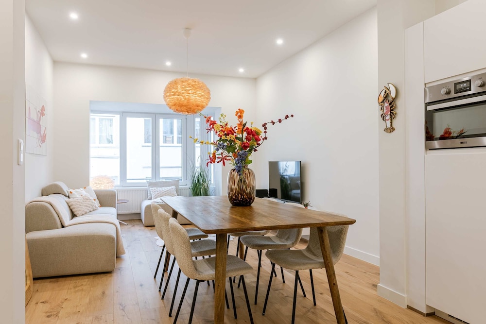 Huswell - Charming Central Apartment in Ostend - Perfect for 7 Guests