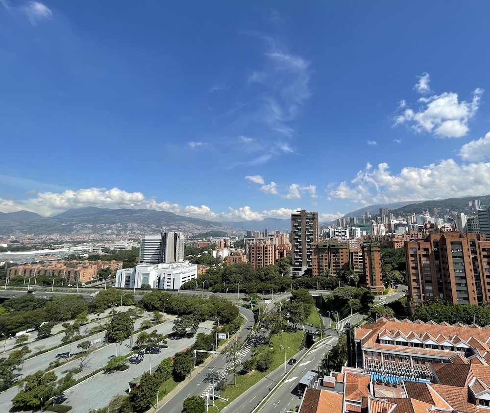 Edificio Alcazar de Oviedo BY Host Medellin