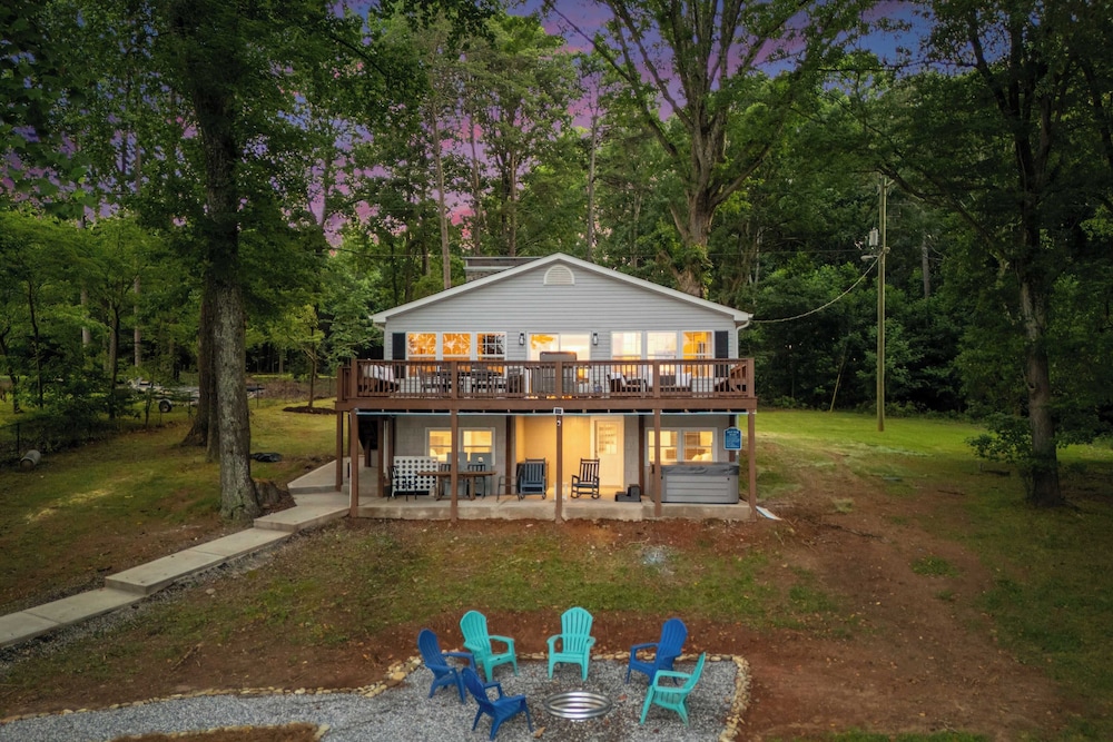 Lake Days by Avantstay Hot Tub + Firepit + Game Room & Private Dock Access