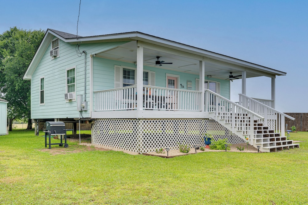Fish & Boat: Home w/ Spacious Yard in Seadrift