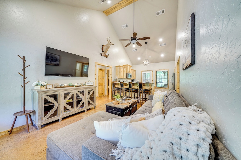 Walk to Restaurants: Hot Tub Haven in Broken Bow!